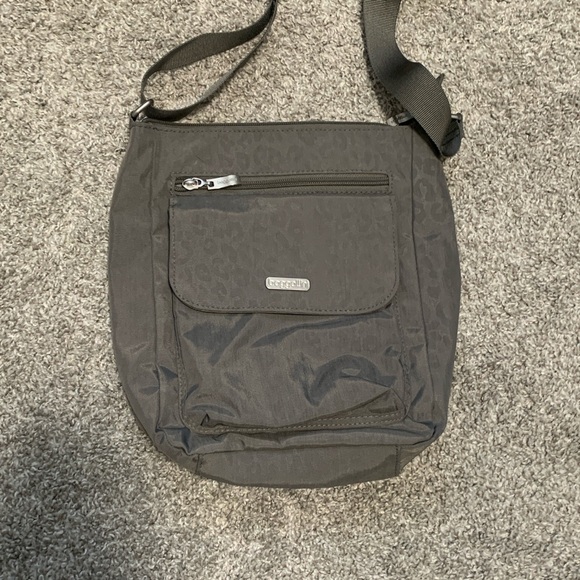 Baggalini Gray Leopard Print Crossbody Bag - Picture 2 of 8